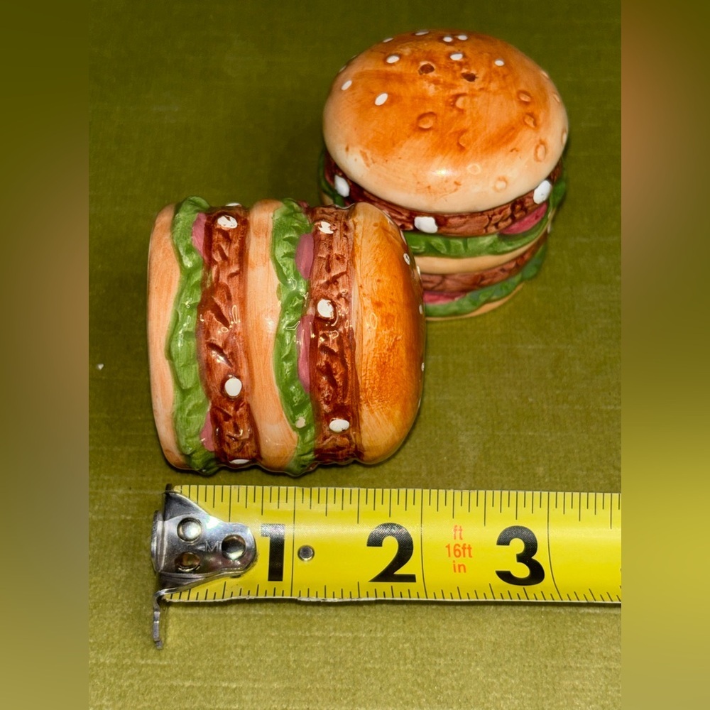 Nice Vintage HAMBURGER Ceramic Shaped Salt & Pepper Shakers Set - Picture 8 of 10